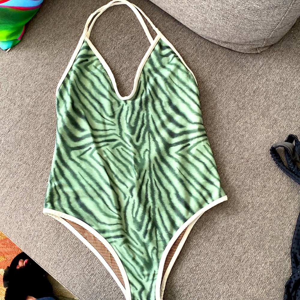 Acacia suit